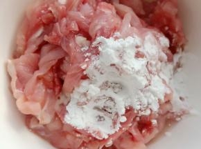 取10克色拉油，生粉5克，料酒 5克加入到肉丝里搅拌均匀腌制备用。