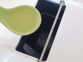 根据提示锅热放入剩下的10克色拉油