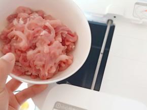 倒入腌好的肉丝翻炒1-2分钟。