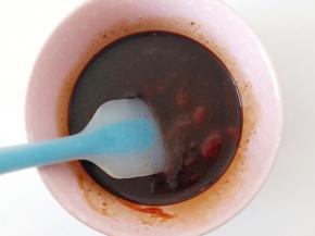 把剩下的所有调料混合在一起搅拌均匀倒入锅中。翻炒1分钟出锅