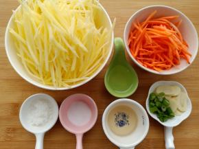 准备好材料，土豆丝放水里泡10分钟洗去表面的淀粉，这样炒出来更爽脆。