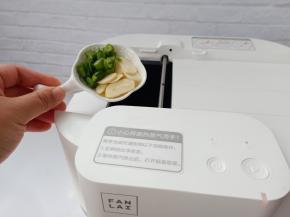 根据提示锅热放入色拉油，葱花，蒜片翻炒出香味。