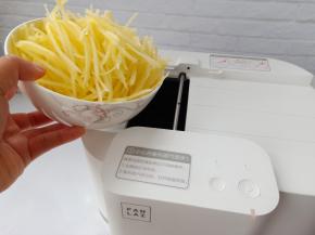 放入土豆丝，胡萝卜丝翻炒几分钟。