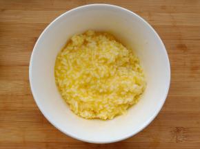 米饭中打入1个鸡蛋，放入盐，糖拌匀备用。