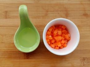 .根据提示锅热放入色拉油，胡萝卜粒翻炒出香味。