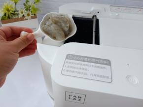 放入香肠粒，虾段翻炒半分钟。