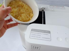 把之前拌好的米饭倒进去翻炒几分钟。