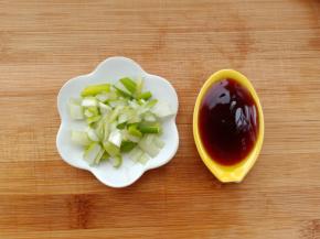 最后放入葱花，蚝油翻炒1分钟出锅。