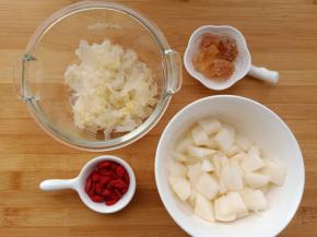 准备好材料，银耳用温水泡半个小时，雪梨去皮切小一点的块。