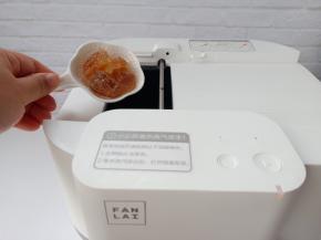 根据提示放入黄冰糖