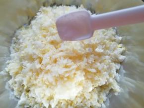 白菜洗干净切碎放入盆里，撒一勺盐搅拌均匀，静置15分钟左右至出水。