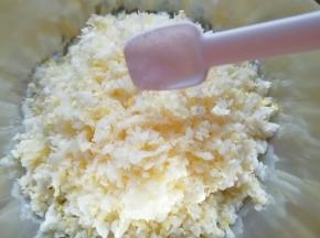 白菜洗干净切碎放入盆里，撒一勺盐搅拌均匀，静置15分钟左右至出水。