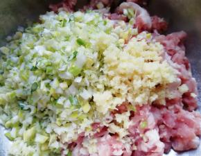 准备好肉馅，将葱姜切成碎末放在肉馅上。