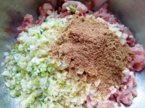 放上十三香和生姜粉。