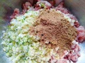 放上十三香和生姜粉。