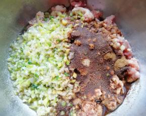 炒锅内倒适量的食用油烧热，浇在十三香上面激出香味。