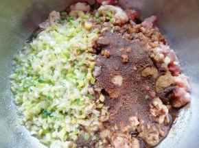 炒锅内倒适量的食用油烧热，浇在十三香上面激出香味。