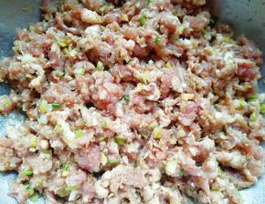 搅拌均匀，让肉馅静置一会儿。