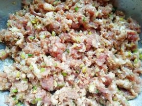 搅拌均匀，让肉馅静置一会儿。