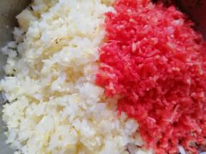 用粗纱布包住白菜碎末，挤去多余的水分，红萝卜先擦成丝再剁碎，一起放在肉馅里。