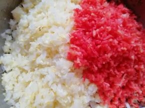 用粗纱布包住白菜碎末，挤去多余的水分，红萝卜先擦成丝再剁碎，一起放在肉馅里。