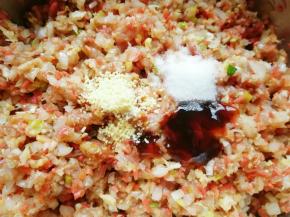 放盐、鸡精、蚝油、酱油和香油搅拌均匀。