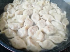 锅内放水煮饺子。