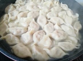 锅内放水煮饺子。