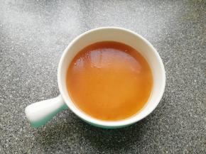 饺子快煮熟的时候调制酸汤：根据自己的口味将恒顺香醋、生抽、盐和鸡精放入碗里，倒入一大勺饺子汤搅拌均匀。