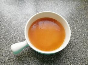 饺子快煮熟的时候调制酸汤：根据自己的口味将恒顺香醋、生抽、盐和鸡精放入碗里，倒入一大勺饺子汤搅拌均匀。