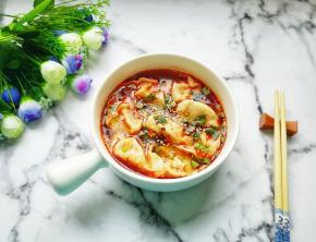 撒上白芝麻，红油酸汤水饺做好了。