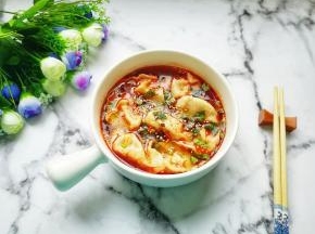 撒上白芝麻，红油酸汤水饺做好了。