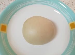 将中筋面粉、猪油、糖粉一起放入盆里，加入热水，先用筷子挑拌成絮状，再用手揉成光滑的油皮面团，盖上保鲜膜。