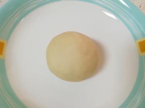 将低筋面粉和猪油混合，用手揉捏成油酥面团。