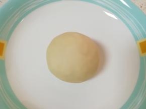 将低筋面粉和猪油混合，用手揉捏成油酥面团。