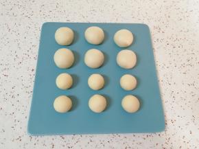 分别将油皮面团和油酥面团分成六份，搓圆盖上保鲜膜备用。