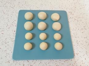 分别将油皮面团和油酥面团分成六份，搓圆盖上保鲜膜备用。