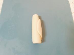 收口向上压扁，再次擀成椭圆形。