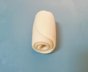 卷起，收口向下摆放，盖上保鲜膜松弛15分钟左右。