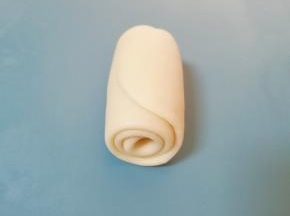 卷起，收口向下摆放，盖上保鲜膜松弛15分钟左右。