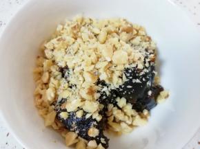 加入枣泥馅里面，用手抓匀。