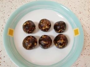 分成六份搓圆备用。
 烤箱上下管180度预热。