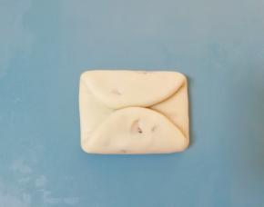 翻面两端对折相接。