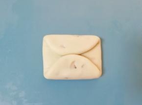 翻面两端对折相接。