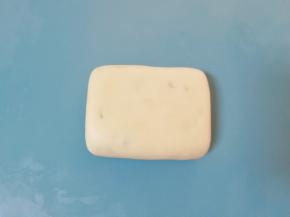 再次翻面，轻轻按压整形成长方形块状。