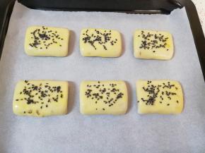 刷上一层蛋黄液，撒上黑芝麻。