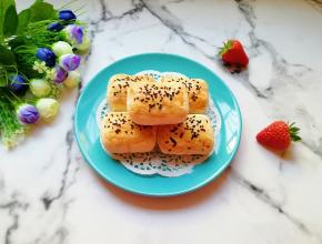 烤过的枣泥核桃卷看起来鼓鼓的。