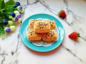 烤过的枣泥核桃卷看起来鼓鼓的。