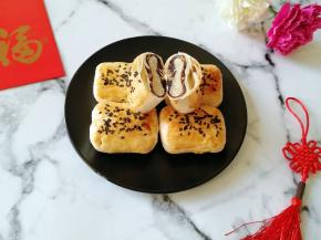 切开看看里面，酥皮包裹着枣泥核桃馅，太有胃口了。