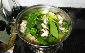 锅里水烧开后放入田园蔬菜大火煮开